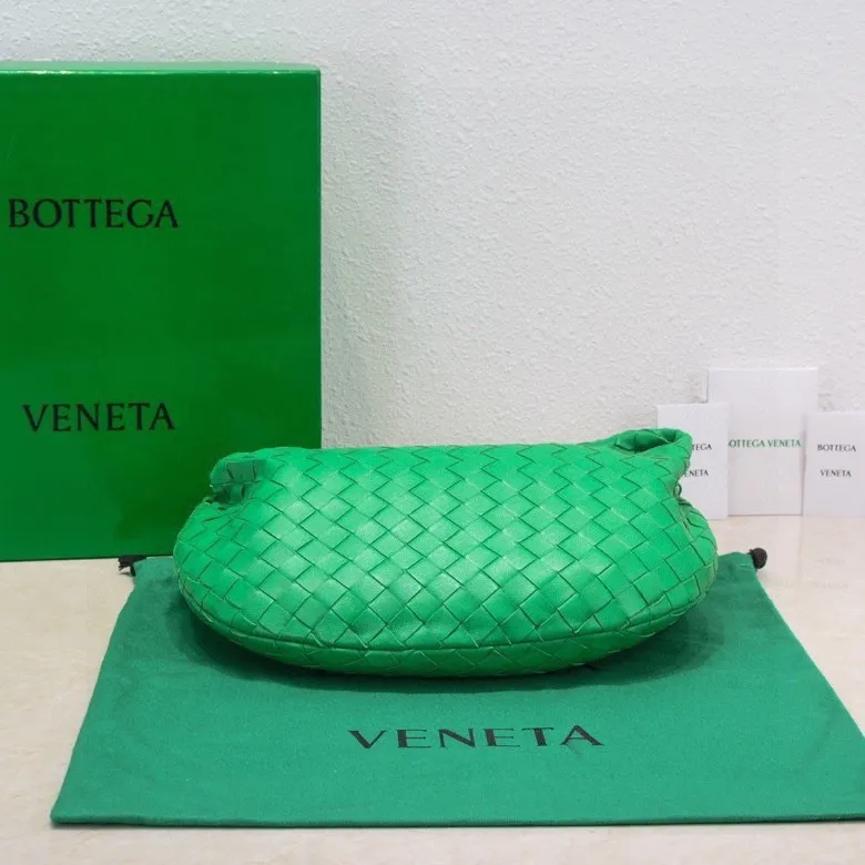 Batch 1460 BV Bottega Veneta 2022 Early Spring New Ladies Medium JODIE Handbag BV Bag 🔥The new method is to round the corners on the original basis and knot the round hobo bag with classic woven leather. The most iconic triangular pull-out design, using sheepskin draped soft shape, is super suitable for concave shapes~ Jodie feels really gentle to people, and is definitely the best item for daily matching. It has the same weave, new elements and twists, and is versatile. It is the new favorite of street style Internet celebrities! Size: 36*21*13 Model: 6697